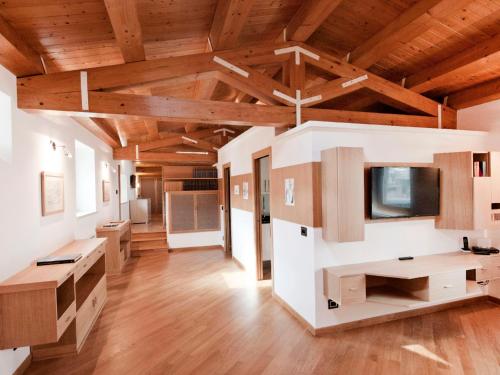 モーディカにあるApartment Romeo by Interhomeの木製の天井とウッドフロアが特徴の広い客室です。
