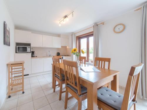 Kuchyň nebo kuchyňský kout v ubytování Holiday Home Vissershuisje 9-21 by Interhome