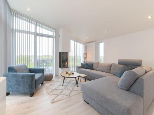 ein Wohnzimmer mit einem Sofa und 2 Stühlen in der Unterkunft Holiday Home Vakantiehuis Ruisweg 45 by Interhome in Wemeldinge
