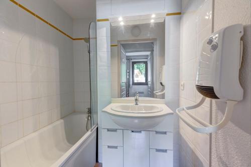 une salle de bain blanche avec un lavabo et une baignoire dans l'établissement Le Chevreuil - 3 chambres, terrasse, piscine, à Flumet