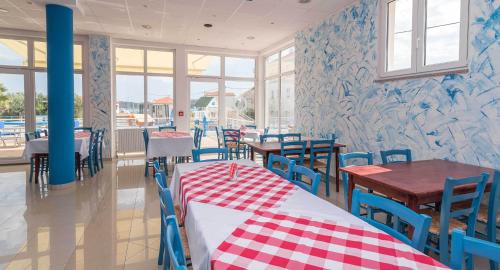 Galeriebild der Unterkunft Porto Samaria holiday resort in Trogir