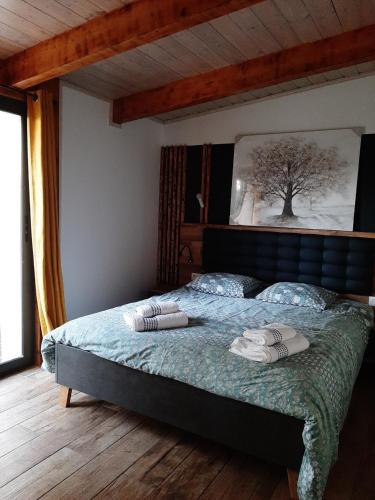 ein Schlafzimmer mit einem Bett mit zwei Kissen darauf in der Unterkunft Mini Villa Giuseppina in Bonifacio
