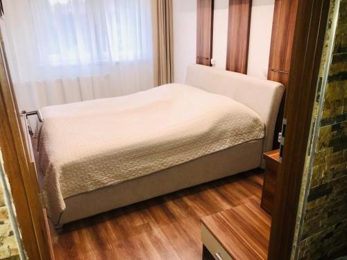 ハイドゥソボスローにあるAngéla Apartmanの窓付きの客室の小さなベッド1台分です。