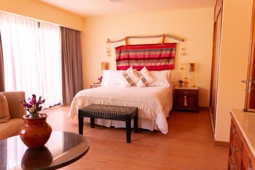 Schlafzimmer mit einem Bett mit rotem Kopfteil in der Unterkunft Colores de Purmamarca in Purmamarca