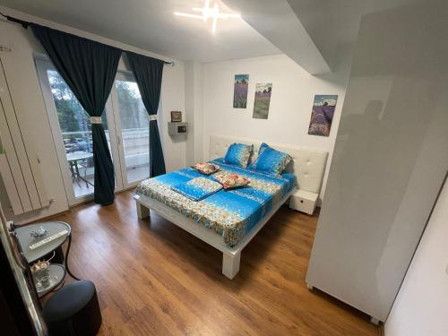 ママイアにあるApartament Madalinaのベッドルーム1室(青い枕のベッド1台付)