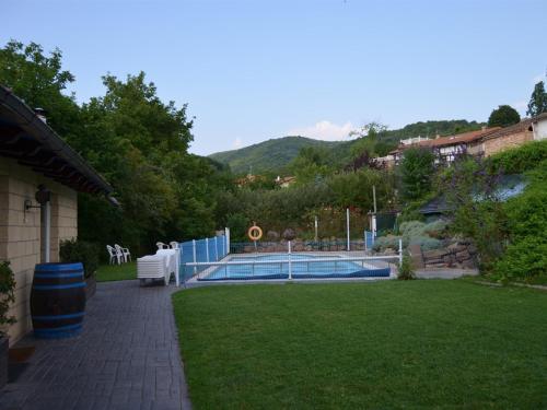 una piscina en un patio con una casa en Apartamentos La Peinada en Villarejo