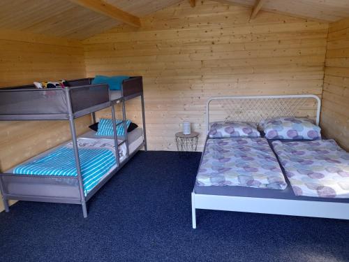 - une chambre avec 2 lits superposés dans une cabine dans l'établissement Camping Weides, à Küps
