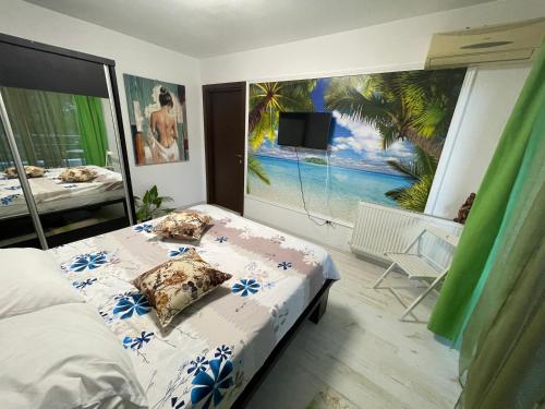 - une chambre avec un lit et une télévision murale dans l'établissement Apartament Mihaela, à Mamaia