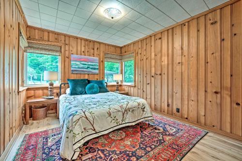 Ένα ή περισσότερα κρεβάτια σε δωμάτιο στο Lake Michigan Hideaway Pool, Steps to Beach!