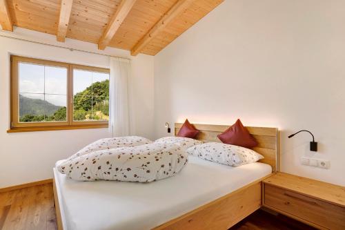 Ένα ή περισσότερα κρεβάτια σε δωμάτιο στο Unterötzbauerhof - Fewo Weinberg
