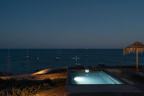 Swimming pool sa o malapit sa Le Grand Blue Villa