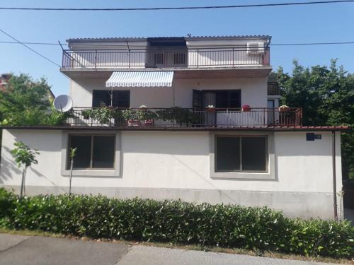 Το κτήριο όπου στεγάζεται  το διαμέρισμα