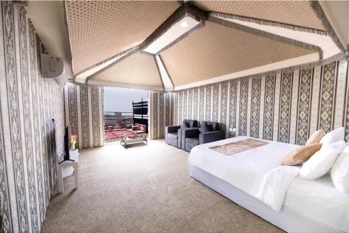 a hotel room with a bed and a couch at منتجع قرية الفقرة in As Sudayrah