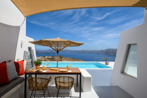 eine Terrasse mit einem Tisch, Stühlen und einem Pool in der Unterkunft CAPE 9 Villas & Suites in Akrotiri