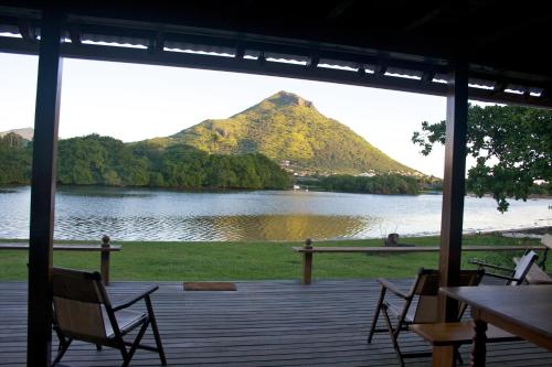 Una imagen general de la montaña o una montaña tomada desde la habitación en casa particular