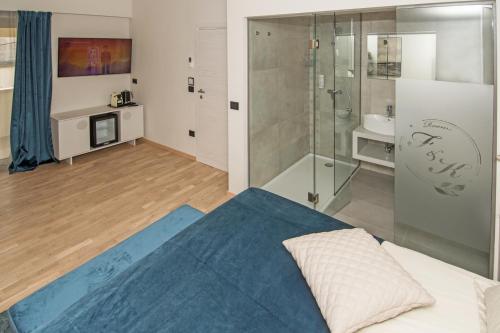 a bedroom with a shower and a bed in a room at Fra&Kat Rooms in Premantura