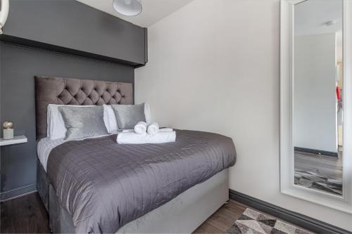 ein Schlafzimmer mit einem Bett mit zwei Handtüchern darauf in der Unterkunft Guest Homes - New Street Accommodation in Worcester