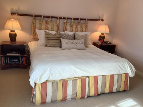 Postel nebo postele na pokoji v ubytování Mille Fleurs a romantic enchanting renovated luxury Bastide with shared pool