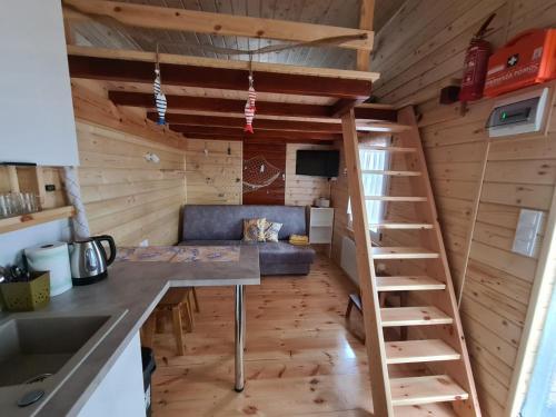 Kuchyňa alebo kuchynka v ubytovaní Siedlisko nr 4E i 4F nad jeziorem Skarlińskim, jezioro, mazury, domki letniskowe, bania
