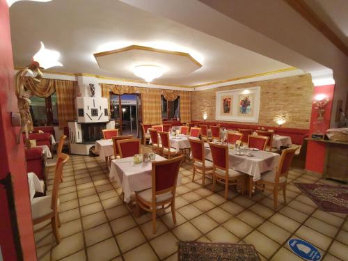 Hotel Kärntnerhof & Suiten 3-Stern Superiorにあるレストランまたは飲食店