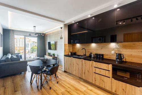 Kuchyň nebo kuchyňský kout v ubytování Balticus Apartamenty Promenada Gwiazd 14