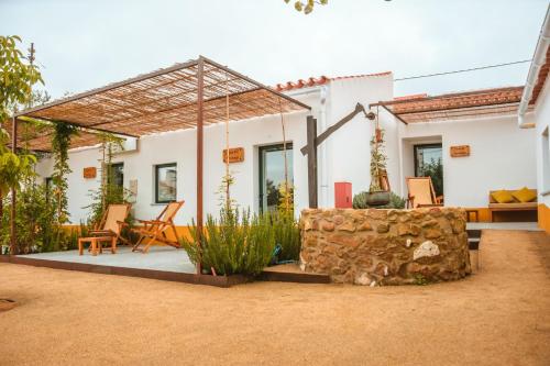 uma casa com um pátio com uma parede de pedra em São Brás do Regedouro - Turismo na Aldeia em Évora