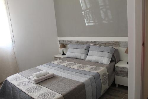 貝瑙漢的住宿－Apartamento Guadiaro 3 Ainhoa，一间卧室配有一张床,上面有两条毛巾