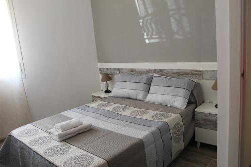 Un dormitorio con una cama con dos toallas encima. en Apartamento Guadiaro 3 Ainhoa, en Benaoján