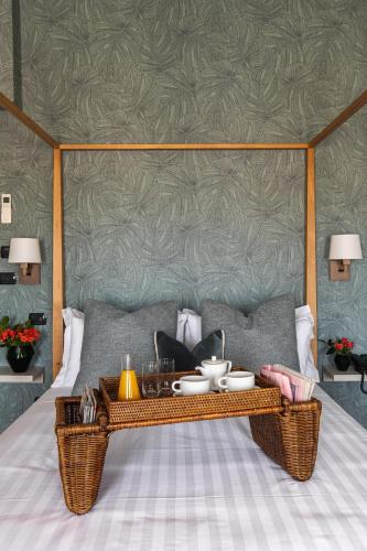 a living room with a table on a bed at Hotel Porta San Mamolo in Bologna