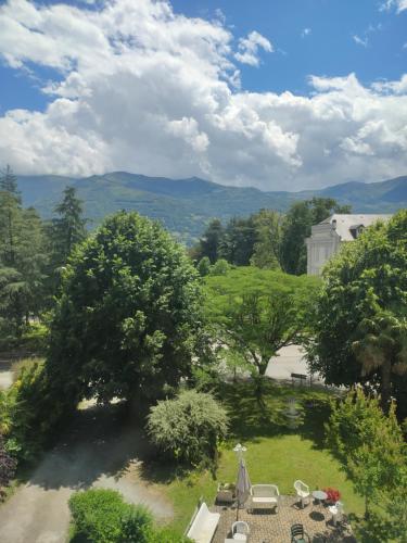 Elle offre une vue sur un jardin avec des chaises et des arbres. dans l'établissement Studio vue Tourmalet dans villa historique 