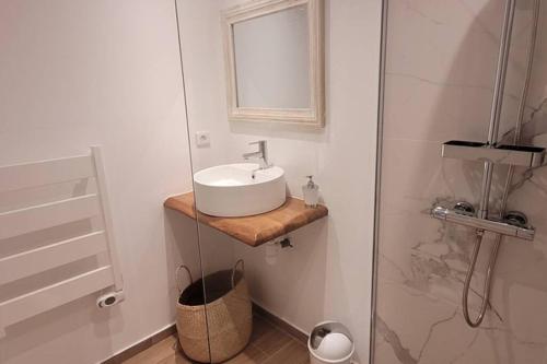 La salle de bains blanche est pourvue d'un lavabo et d'une douche. dans l'établissement A louer belle appartement, à Conca