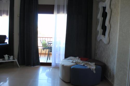sala de estar con reposapiés azul frente a una puerta en LUBINA DEL SOL, en Mijas Costa