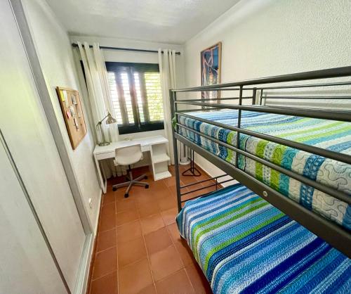 Giường tầng trong phòng chung tại Holiday home del Cabo