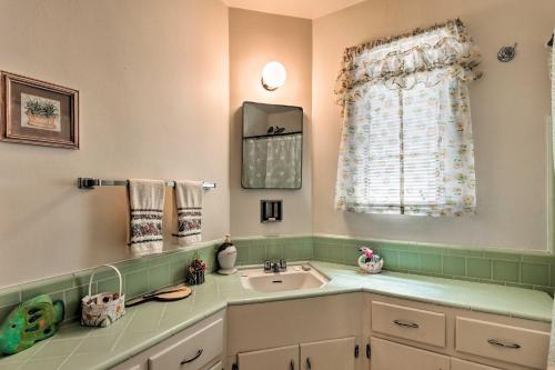Ảnh trong thư viện ảnh của Less Than 3 Mi to Dtwn Phoenix Home with Yard ở Phoenix