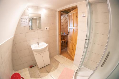 a bathroom with a shower and a sink at Domki Nad Starą Regą in Mrzeżyno