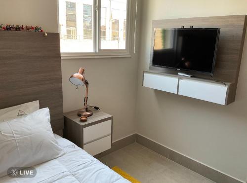 Televisyen dan/atau pusat hiburan di Apartament Condo Amueblado, ENCOMENDEROS 200 El Golf, Las Condes Santiago con vista al Costanera Center