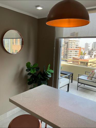 Gallery image of Apartament Condo Amueblado, ENCOMENDEROS 200 El Golf, Las Condes Santiago con vista al Costanera Center in Santiago