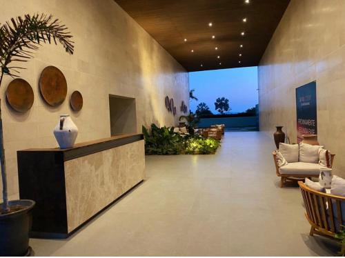 a lobby with a couch and a table and chairs at Semana Santa frente al mar con dos terrazas del 30 de marzo al 5 de abril Semana pascua 6 al 12 abril in Nuevo Vallarta