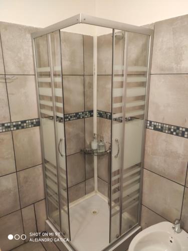 een douchecabine in een badkamer met een toilet bij Ushuaia Got in Ushuaia