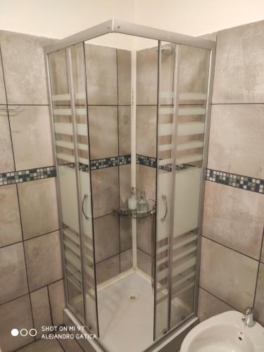 una cabina de ducha en un baño con inodoro en Ushuaia Got, en Ushuaia