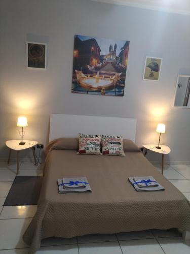 una camera con un letto e due tavoli con lampade di Sa Sindria a Cagliari