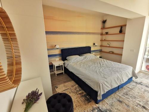ein kleines Schlafzimmer mit einem Bett und einem Tisch in der Unterkunft Velier Summer Apartment in Mamaia