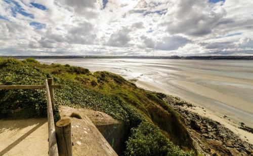 a view of a beach with a wooden cross at Gîte Charbonnerie in Moncontour