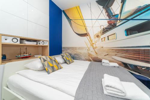 En eller flere senge i et værelse på Luxury Yacht z tarasem - Neptun Park by OneApartments