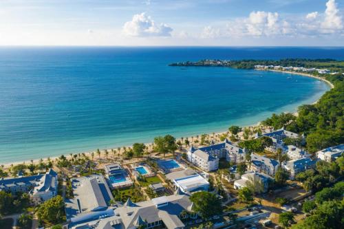 Riu Palace Tropical Bay - All Inclusive في نيغريل: اطلالة جوية على الشاطئ والمحيط