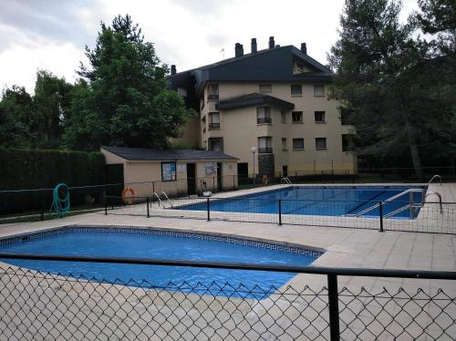 una piscina frente a un edificio en Best Biescas Tourist Home, en Biescas