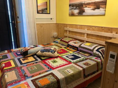 a bedroom with two twin beds with a quilt at B&B La Rosa dei Venti in Arco