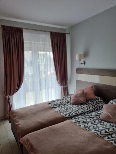 ein Schlafzimmer mit großem Bett und Fenster in der Unterkunft Apartament Czarna Góra NATALIA in Stronie Śląskie