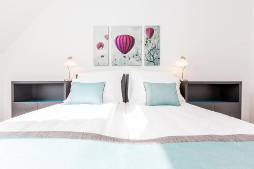 Un pat sau paturi într-o cameră la Simtown Suite Apartments
