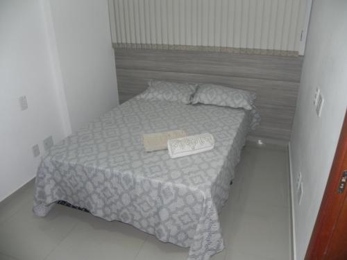 uma pequena cama com uma caixa em cima em Flat Essenciale Style 1506 em Goiânia